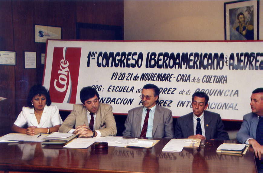 El pte. de la FAI durante el 1º Congreso Iberoamericano de Ajedrez, (Salta 1991).