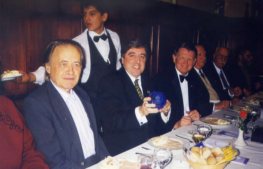 Cena de despedida del Congreso ICCF 1997, el Dr. Gonçalves exhibe el presente recibido del presidente de la ICCF Alan Borwell, a su lado GMI Bent Larsen.