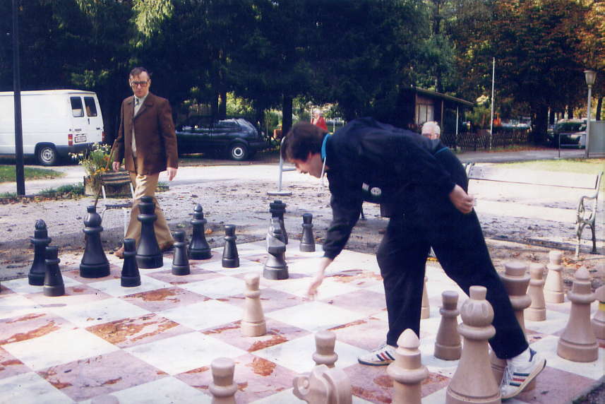 Jugando ajedrez en una plaza de Bad Ischid (Austria, 1991).