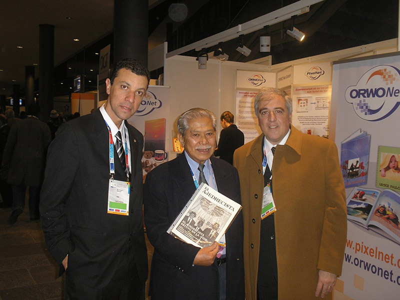 Presidente y vice de FAI entregan la revista el ajedrecista a Florencio Campomanes en la Olimpiada 2008 Dresde Alemania